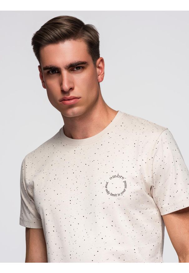 Ombre Clothing - Męski bawełniany t-shirt z nadrukiem i okrągłym dekoltem – beżowy V2. Okazja: na co dzień. Kolor: beżowy. Materiał: bawełna. Długość rękawa: krótki rękaw. Długość: krótkie. Wzór: nadruk. Sezon: lato, wiosna. Styl: elegancki, casual