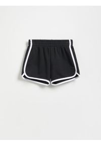 Reserved - Dresowe szorty z lampasem - czarny. Kolor: czarny. Materiał: dresówka