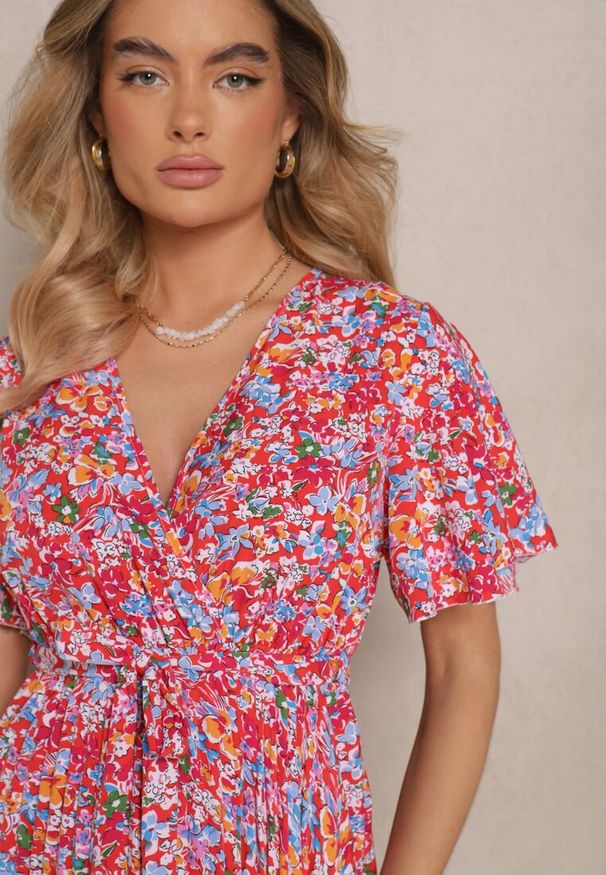 Renee - Czerwona Sukienka z Plisami w Kwiecisty Print o Rozkloszowanym Kroju Lanelin. Kolor: czerwony. Długość rękawa: krótki rękaw. Wzór: nadruk. Sezon: lato, wiosna. Typ sukienki: rozkloszowane