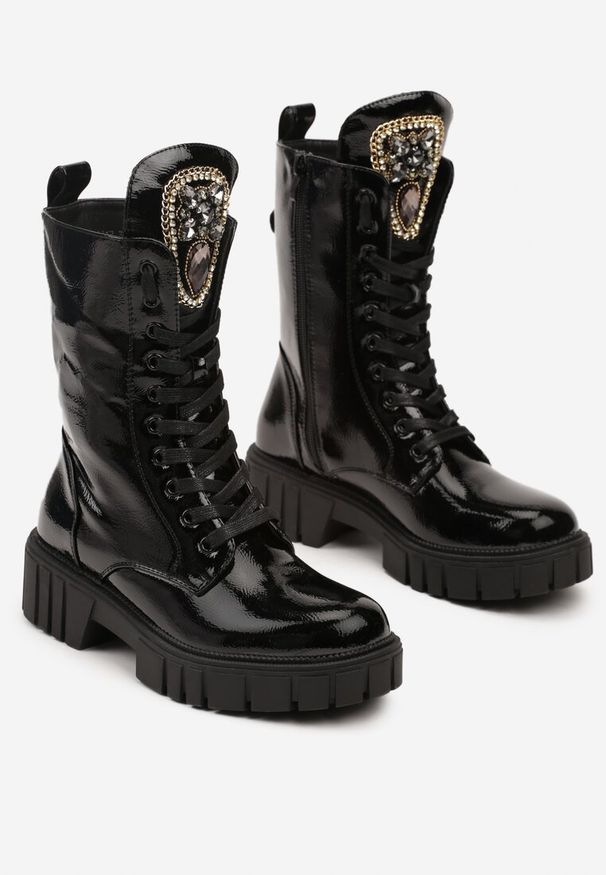 Renee - Czarne Botki Lakierowane w Stylu Workerów na Platformie z Tłoczeniem i Cyrkoniami Bellinnora. Kolor: czarny. Materiał: lakier. Obcas: na platformie