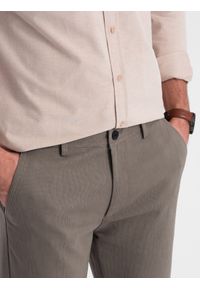Ombre Clothing - Klasyczne spodnie męskie chino z delikatną teksturą - ciemnobeżowe V1 OM-PACP-0188 - XXL. Kolor: beżowy. Materiał: materiał, bawełna, poliester. Styl: klasyczny #6