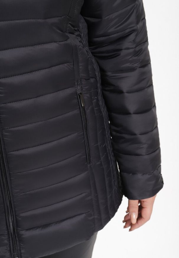 Born2be - Czarna Pikowana Kurtka o Prostym Kroju z Odpinanym Kapturem i Kieszeniami Pretiel. Okazja: na co dzień. Kolekcja: plus size. Kolor: czarny. Materiał: jeans. Styl: sportowy, casual
