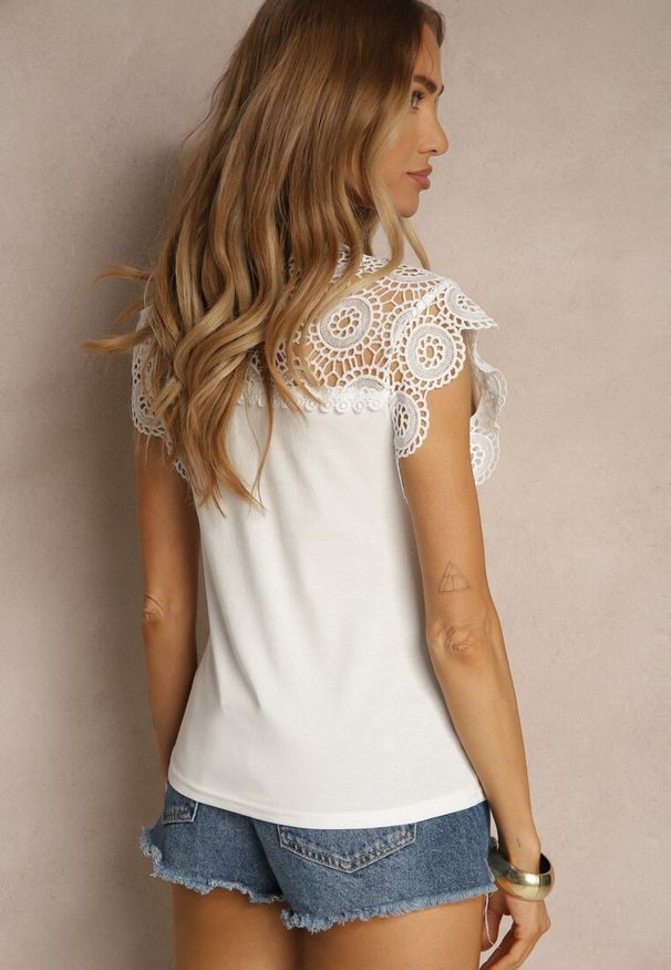 Renee - Biała Bluzka z Bawełny Zdobiona Koronką przy Dekolcie Fevamire. Okazja: na co dzień. Kolor: biały. Materiał: bawełna, koronka. Długość rękawa: krótki rękaw. Długość: krótkie. Wzór: aplikacja, koronka. Sezon: wiosna, lato. Styl: casual, elegancki