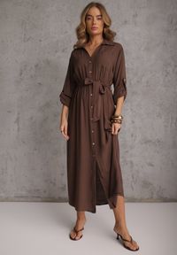 Renee - Brązowa Koszulowa Sukienka z Bawełny z Wiązanym Paskiem i Podpinanymi Rękawami Cesela. Okazja: na co dzień. Kolor: brązowy. Materiał: bawełna. Typ sukienki: koszulowe. Styl: boho, casual #1