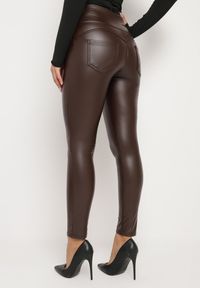 Born2be - Brązowe Legginsy z Imitacji Skóry i Kieszeni z Wysokim Stanem Olabria. Okazja: na co dzień. Stan: podwyższony. Kolor: brązowy. Materiał: skóra. Styl: elegancki, casual