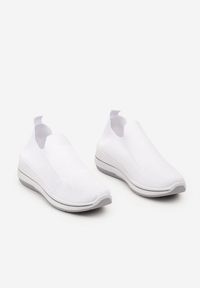 Born2be - Białe Wsuwane Płaskie Buty Sportowe z Siateczkowego Materiału Alatarna. Nosek buta: okrągły. Zapięcie: bez zapięcia. Kolor: biały. Materiał: materiał. Sezon: lato. Obcas: na koturnie #6
