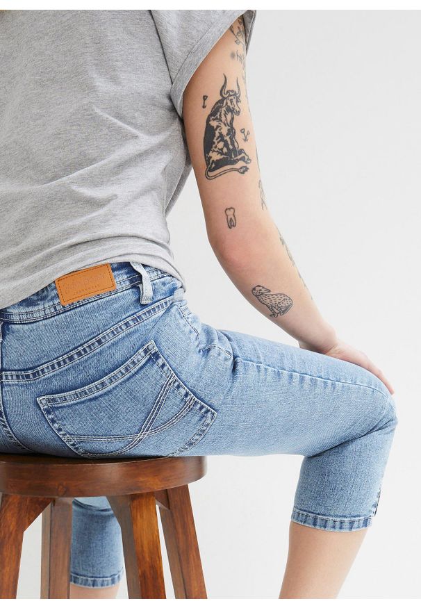 bonprix - Dżinsy Skinny ze stretchem, mid waist, dł. za kolano. Kolor: niebieski. Długość: krótkie