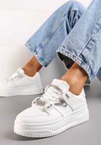 Renee - Białe Sneakersy na Platformie Ozdobione Cyrkoniami Uraians. Kolor: biały. Wzór: aplikacja. Obcas: na platformie #4