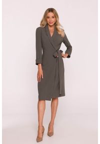 Stylove - Elegancka sukienka ołówkowa kopertowa z wiązaniem khaki. Okazja: do pracy, na spotkanie biznesowe. Typ kołnierza: dekolt kopertowy, typu klepsydra, dekolt w kształcie V. Kolor: beżowy, brązowy. Materiał: wiskoza, tkanina, poliester, elastan. Wzór: gładki. Typ sukienki: ołówkowe, kopertowe. Styl: elegancki. Długość: midi #3