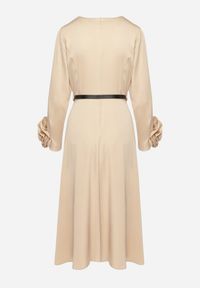 Born2be - Beżowa Sukienka Wieczorowa Ozdobiona Paskiem i Kwiatami 3D Temarita. Kolor: beżowy. Wzór: aplikacja, kwiaty. Styl: wizytowy #3