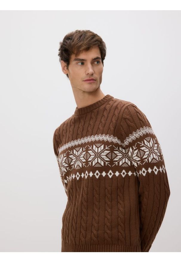 Reserved - Sweter z warkoczowym splotem - brązowy. Kolor: brązowy. Materiał: dzianina, bawełna. Wzór: ze splotem