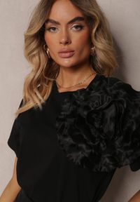 Renee - Czarny Bawełniany T-shirt z Krótkim Rękawem i Ozdobnym Kwiatem Krissas. Okazja: na co dzień, na spotkanie biznesowe, do pracy. Kolor: czarny. Materiał: bawełna. Długość rękawa: krótki rękaw. Długość: krótkie. Wzór: kwiaty. Styl: biznesowy, elegancki, casual