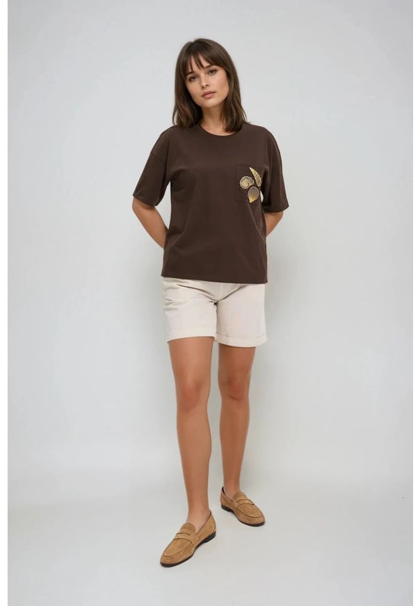 MOODO - T-shirt z hatfem na kieszonce brązowy. Kolor: brązowy. Materiał: bawełna
