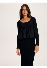 Reserved - Bluzka z baskinką - czarny. Kolor: czarny. Materiał: dzianina, włókno, bawełna #1