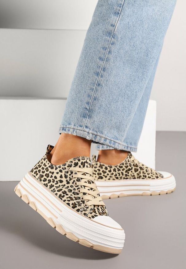 Renee - Panterkowe Trampki na Platformie z Paskami i Niską Cholewką Zienelle. Okazja: na co dzień. Wysokość cholewki: przed kostkę. Zapięcie: pasek. Materiał: jeans. Szerokość cholewki: normalna. Wzór: paski. Obcas: na platformie. Styl: casual