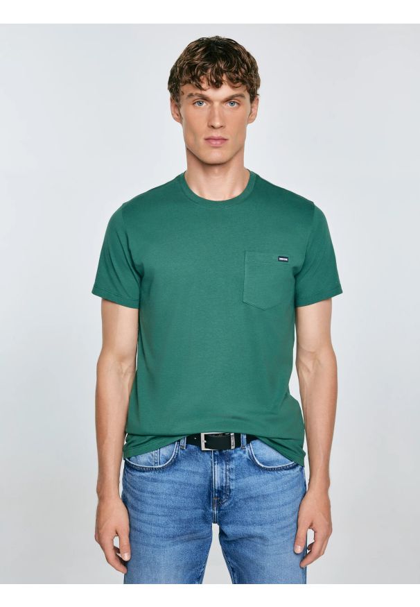 Big-Star - Koszulka męska z kieszonką zielona Carbon 304. Kolor: zielony. Materiał: jeans, bawełna, materiał. Wzór: aplikacja