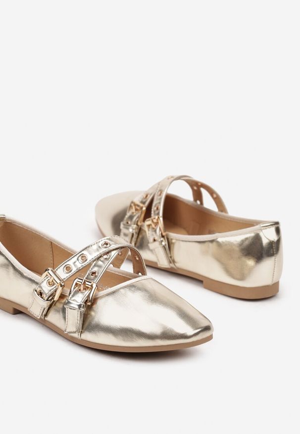 Renee - Złote Balerinki na Płaskiej Podeszwie z Paskami i Sprzączkami Pinaya. Okazja: na co dzień, na spotkanie biznesowe. Zapięcie: pasek. Kolor: złoty. Sezon: wiosna, lato. Obcas: na płaskiej podeszwie. Styl: casual, biznesowy, elegancki