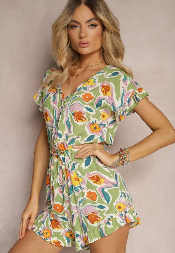 Renee - Zielony Krótki Kombinezon z Wiskozy z Ozdobnymi Falbankami w stylu Boho Tatella. Kolor: zielony. Materiał: wiskoza. Długość: krótkie. Sezon: lato. Styl: boho