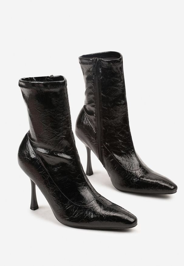 Renee - Czarne Tłoczone Botki do Kostki Vices na Szpilce w Eleganckim Stylu Tadvire. Okazja: na randkę, na imprezę. Kolor: czarny. Materiał: satyna. Obcas: na szpilce. Styl: elegancki