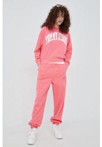 Tommy Jeans spodnie damskie kolor różowy gładkie. Kolor: różowy. Materiał: dzianina, materiał. Wzór: gładki