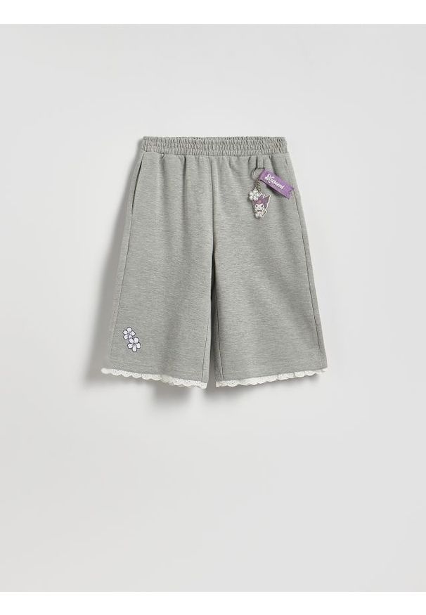 Reserved - Szorty jordsy Kuromi - jasnoszary. Kolor: szary. Materiał: bawełna