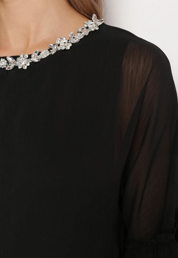 Born2be - Czarna Rozkloszowana Sukienka Mini z Dekoltem Ozdobionym Cyrkoniami i Falbanką Stevianta. Kolor: czarny. Wzór: aplikacja. Długość: mini