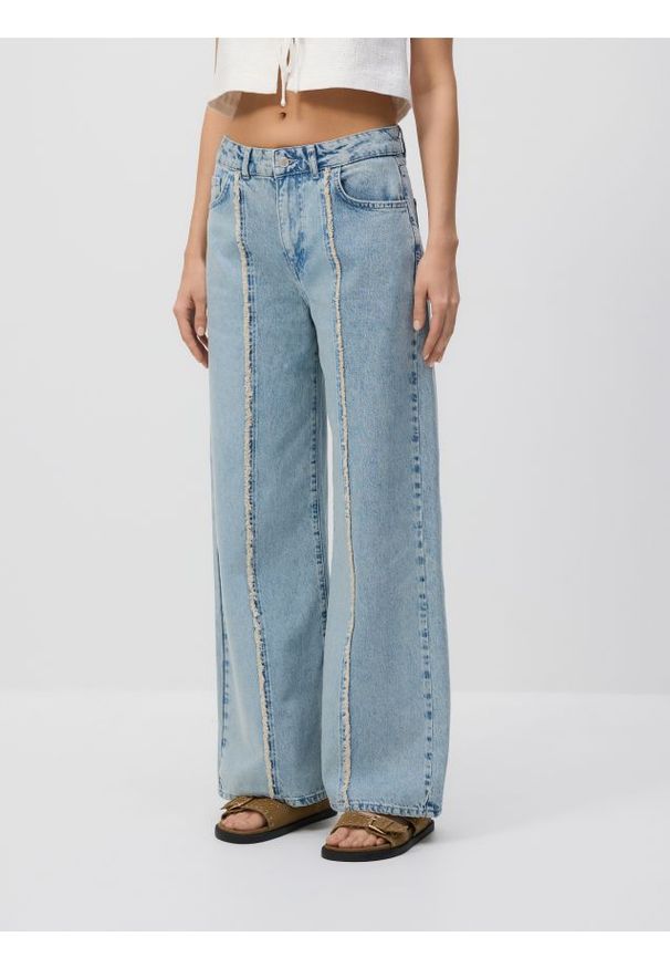 Reserved - Jeansy straight z przeszyciami - niebieski. Kolor: niebieski