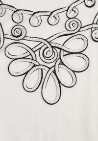 Born2be - Biała Wiskozowa Bluzka na Krótki Rękaw z Etno Haftem z Metaliczną Nicią Aiopa. Okazja: do pracy, na co dzień, na spotkanie biznesowe. Kolekcja: plus size. Kolor: biały. Materiał: wiskoza. Długość rękawa: krótki rękaw. Długość: krótkie. Wzór: haft. Styl: etno #4