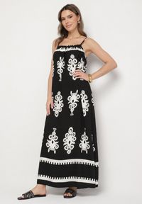 Born2be - Czarna Sukienka o Rozkloszowanym Kroju na Ramiączkach w Etniczny Wzór Revoniae. Okazja: na co dzień. Typ kołnierza: dekolt w kształcie V. Kolor: czarny. Długość rękawa: na ramiączkach. Styl: elegancki, casual #1