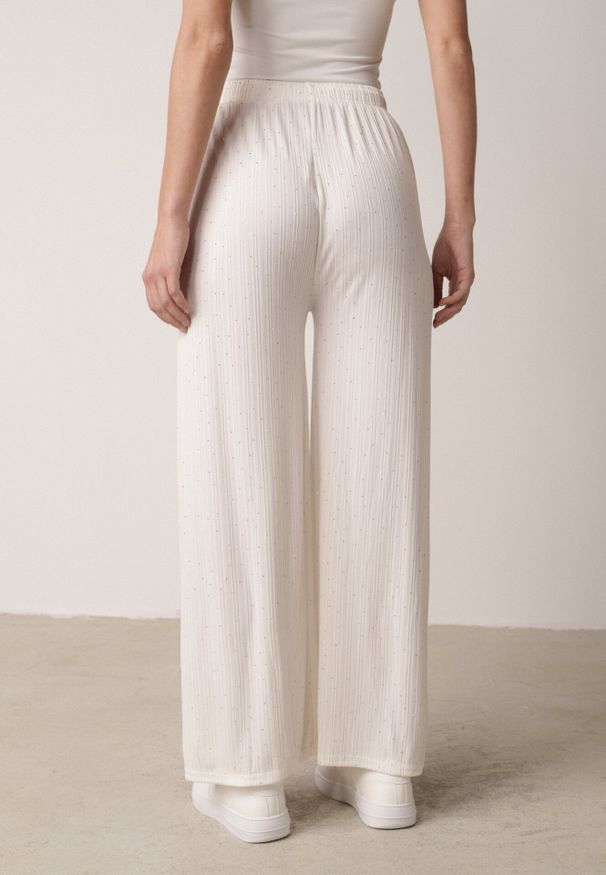 Born2be - Białe Szerokie Spodnie z Bawełną Zdobione Cyrkoniami Azilene. Okazja: na co dzień. Stan: podwyższony. Kolor: biały. Materiał: bawełna. Wzór: aplikacja. Styl: casual, klasyczny