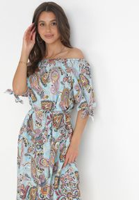 Born2be - Jasnoniebieska Pudełkowa Sukienka Midi Hiszpanka z Ozdobnymi Rękawami Nataliea. Typ kołnierza: dekolt hiszpanka. Kolor: niebieski. Materiał: materiał. Sezon: wiosna, lato. Długość: midi #5