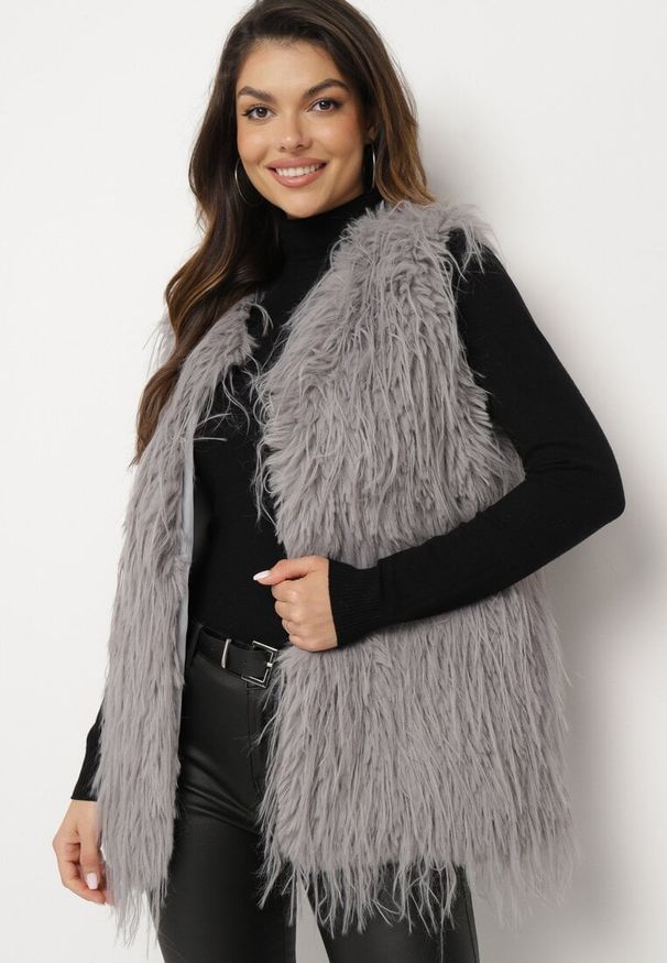 Born2be - Szara Kamizelka Futrzana ze Wsuwanymi Kieszeniami Venzira. Okazja: na co dzień. Kolor: szary. Materiał: futro. Wzór: aplikacja. Styl: elegancki, casual