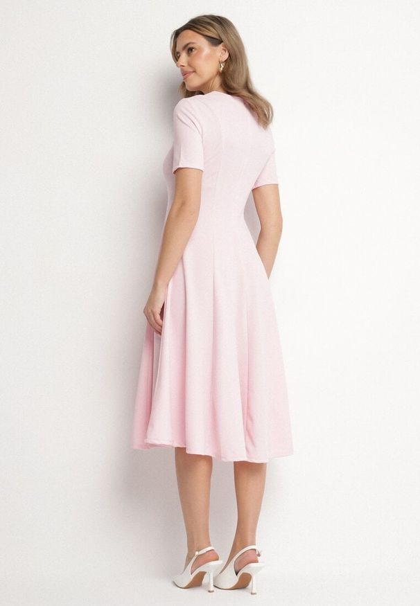 Born2be - Różowa Sukienka Rozkloszowana z Taliowaniem Telorwena. Okazja: na wesele, na randkę, na ślub cywilny. Kolor: różowy. Długość rękawa: krótki rękaw. Styl: klasyczny