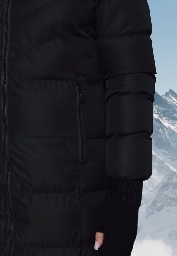 Born2be - Czarna Kurtka Pikowana Mocno Ocieplana z Kapturem z Futerkiem Gelirra. Okazja: na co dzień. Typ kołnierza: kaptur. Kolor: czarny. Materiał: futro. Długość rękawa: długi rękaw. Długość: długie. Styl: casual, elegancki