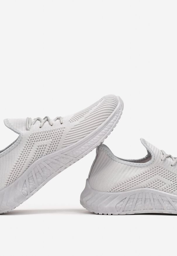 Renee - Szare Buty Sportowe Bemostom. Okazja: na co dzień, na spacer. Wysokość cholewki: przed kostkę. Kolor: szary. Materiał: jeans, materiał. Szerokość cholewki: normalna. Wzór: aplikacja, jednolity. Sport: turystyka piesza, fitness