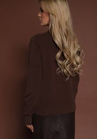 Renee - Brązowy Gładki Sweter z Półgolfem z Dzianiny z Wełną i Wiskozą Zaiara. Okazja: na co dzień. Kolor: brązowy. Materiał: wełna, wiskoza, dzianina. Długość rękawa: długi rękaw. Długość: długie. Wzór: gładki. Styl: klasyczny, casual #3