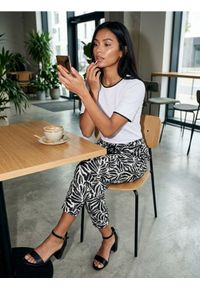 Sinsay - Spodnie carrot - wielobarwny. Materiał: materiał, len #1