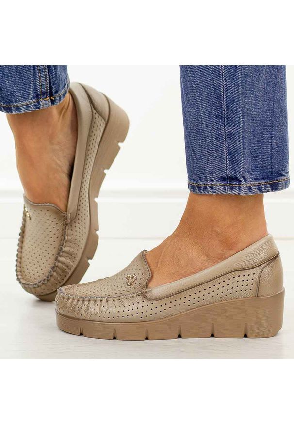 Beżowe skórzane mokasyny damskie Vinceza 39989. Okazja: na spacer, na co dzień. Nosek buta: okrągły. Kolor: beżowy. Szerokość cholewki: normalna. Wzór: aplikacja. Materiał: skóra. Sezon: wiosna, jesień, lato. Obcas: na koturnie. Styl: casual, elegancki, klasyczny