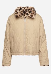 Born2be - Beżowa Pikowana Kurtka Dwustronna ze Stójką i Ściągaczem z Futerkiem w Panterkę Cesila. Okazja: na co dzień. Typ kołnierza: kołnierzyk stójkowy. Kolor: beżowy. Materiał: futro. Długość rękawa: długi rękaw. Długość: długie. Wzór: motyw zwierzęcy. Styl: casual, klasyczny #2