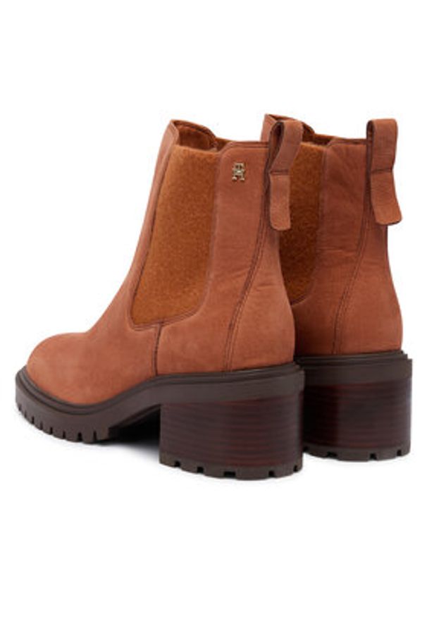 TOMMY HILFIGER - Tommy Hilfiger Botki Th Nubuck Chelsea Cleated Heel FW0FW09158 Brązowy. Kolor: brązowy. Materiał: skóra