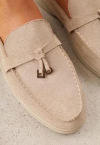 Born2be - Beżowe Lekkie Mokasyny VICES z Metalowymi Ozdobami i Skórzaną Wkladką Adrialee. Nosek buta: okrągły. Kolor: beżowy. Materiał: skóra. Wzór: aplikacja. Obcas: na obcasie. Styl: klasyczny. Wysokość obcasa: niski #3