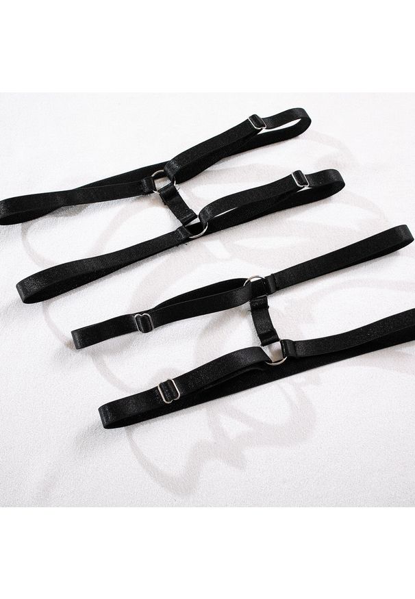 Intica - Komplet bielizny z kokardą na romantyczne wieczory Wikje. Kolor: czerwony. Materiał: skóra, materiał