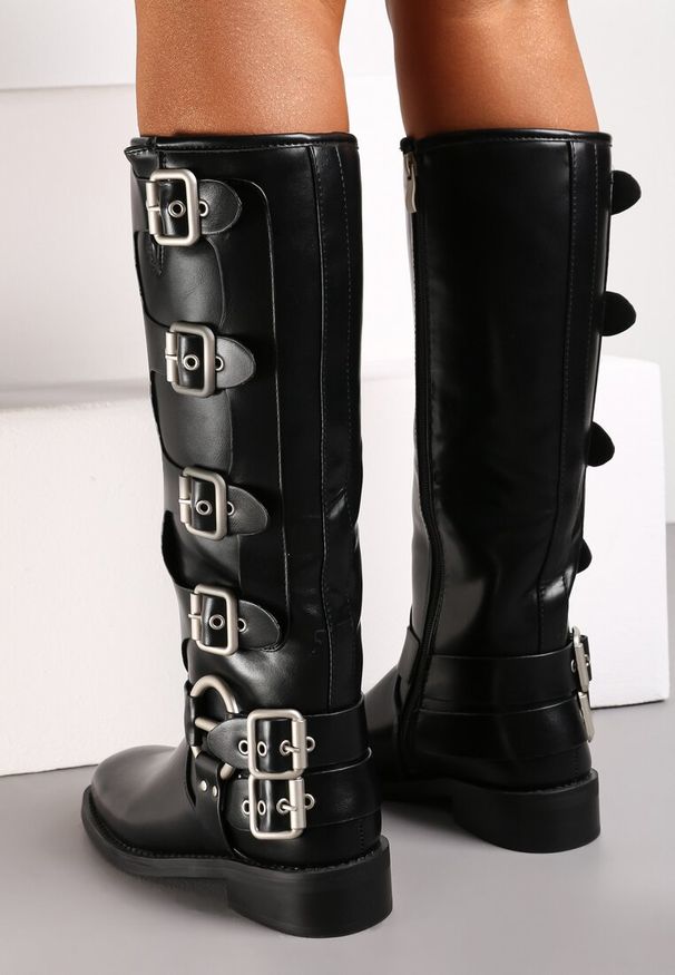 Born2be - Czarne Kozaki Biker z Kwadratowym Noskiem i Klamerkami Lunami. Kolor: czarny