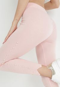 Born2be - Różowe Legginsy z Gumką w Pasie i Perełkami na Nogawkach Bomni. Kolor: różowy. Długość: długie. Wzór: aplikacja. Styl: sportowy #3