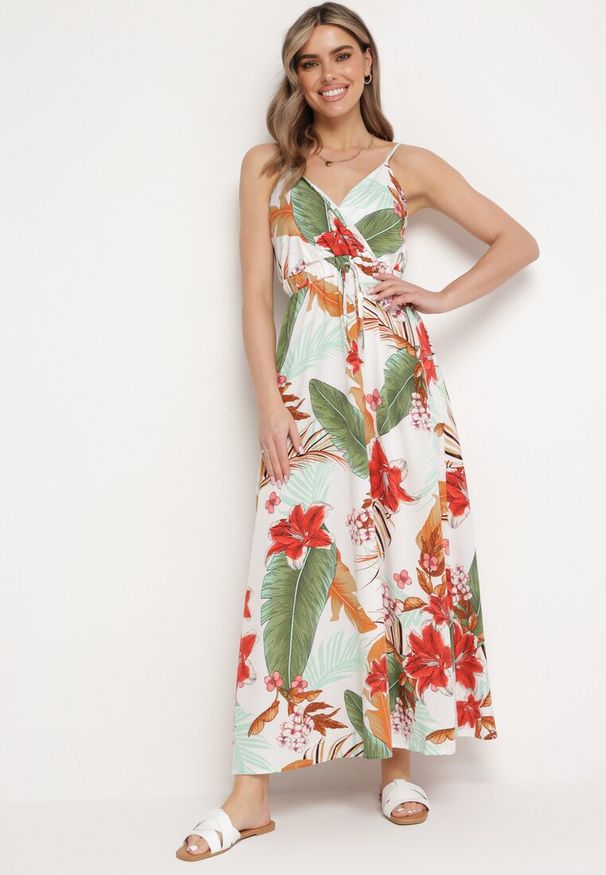 Born2be - Biało-Zielona Sukienka z Wiskozy o Rozkloszowanym Kroju i Kopertowym Dekolcie na Ramiączkach Gilinestia. Okazja: na co dzień. Kolor: biały. Materiał: wiskoza. Długość rękawa: na ramiączkach. Sezon: lato. Typ sukienki: kopertowe. Styl: casual