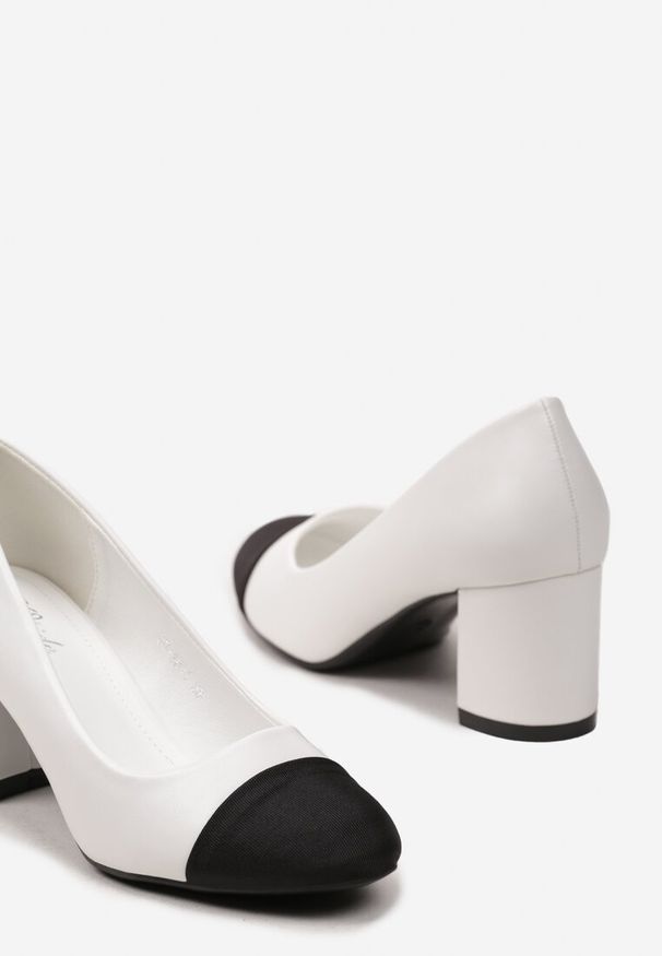 Born2be - Białe Czółenka na Słupku z Ozdobną Wstawką na Nosku Tyketa. Kolor: biały. Wzór: gładki. Obcas: na słupku. Styl: elegancki, klasyczny