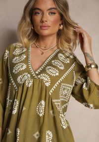 Renee - Ciemnozielona Sukienka z Wiskozy w Stylu Boho Virisna. Okazja: na co dzień, na imprezę, na spacer. Typ kołnierza: dekolt w kształcie V. Kolor: zielony. Materiał: wiskoza. Wzór: aplikacja, kolorowy. Sezon: lato. Styl: boho #5