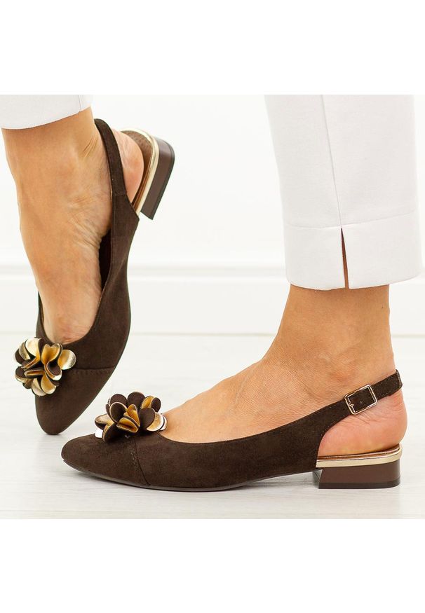 D. Brązowe czółenka damskie M.Daszyński Sa201a-4. Okazja: na co dzień, na imprezę. Kolor: brązowy. Materiał: zamsz. Wzór: aplikacja, kwiaty. Sezon: wiosna, lato. Obcas: na obcasie. Styl: casual, elegancki, klasyczny, wizytowy. Wysokość obcasa: niski