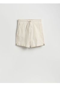 Reserved - Szorty regular z dodatkiem lnu - beżowy. Kolor: beżowy. Materiał: len #1