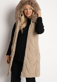 Born2be - Beżowa Kamizelka Pikowana z Futerkiem i Kapturem Innarella. Okazja: na co dzień, do pracy. Kolor: beżowy. Materiał: futro. Styl: casual, elegancki #2